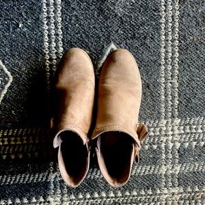 Girl’s SO Taupe Booties Size 2
